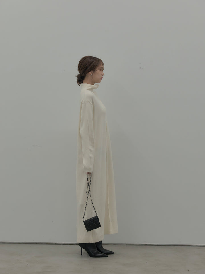 センターシームハイネックロングニットワンピース