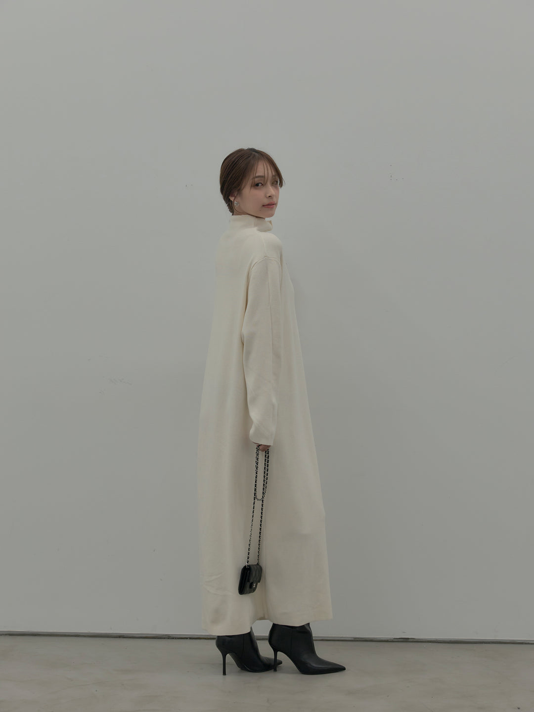 センターシームハイネックロングニットワンピース