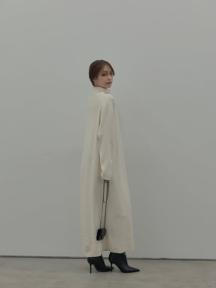 センターシームハイネックロングニットワンピース