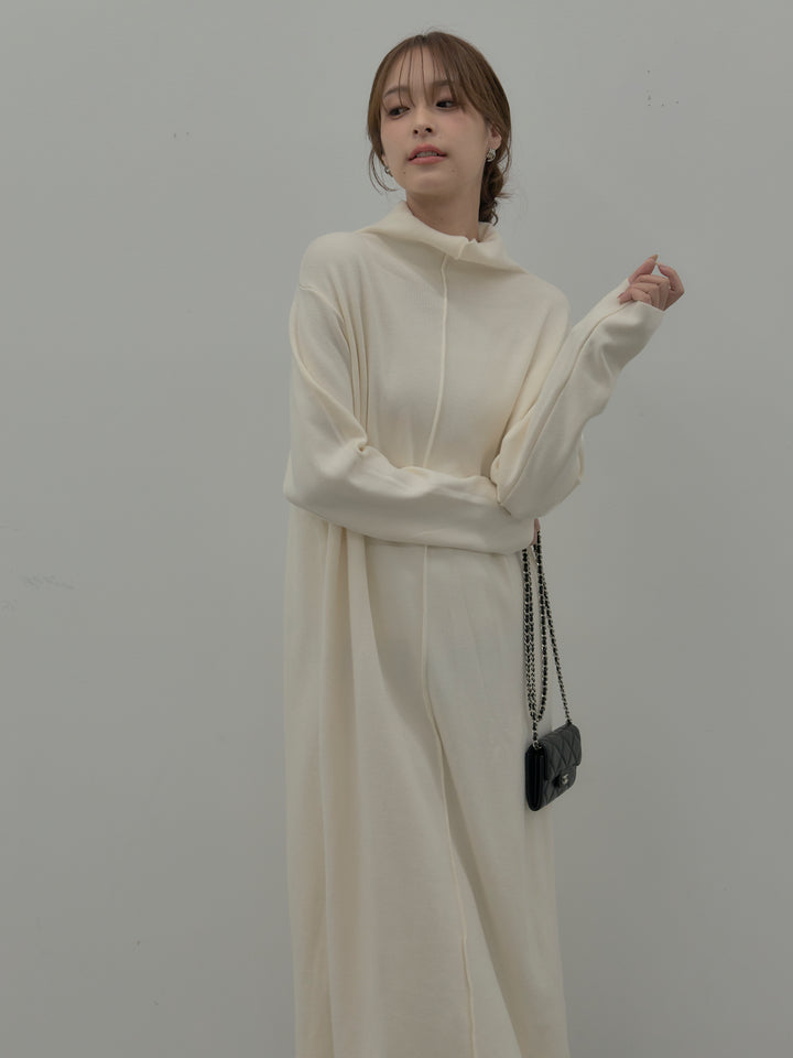 センターシームハイネックロングニットワンピース
