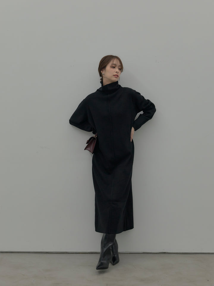 センターシームハイネックロングニットワンピース