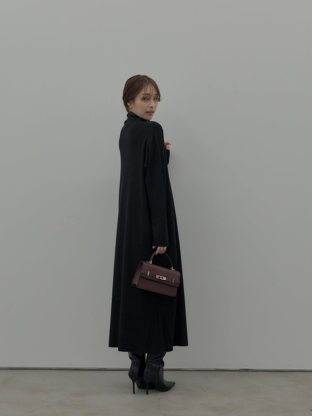 センターシームハイネックロングニットワンピース