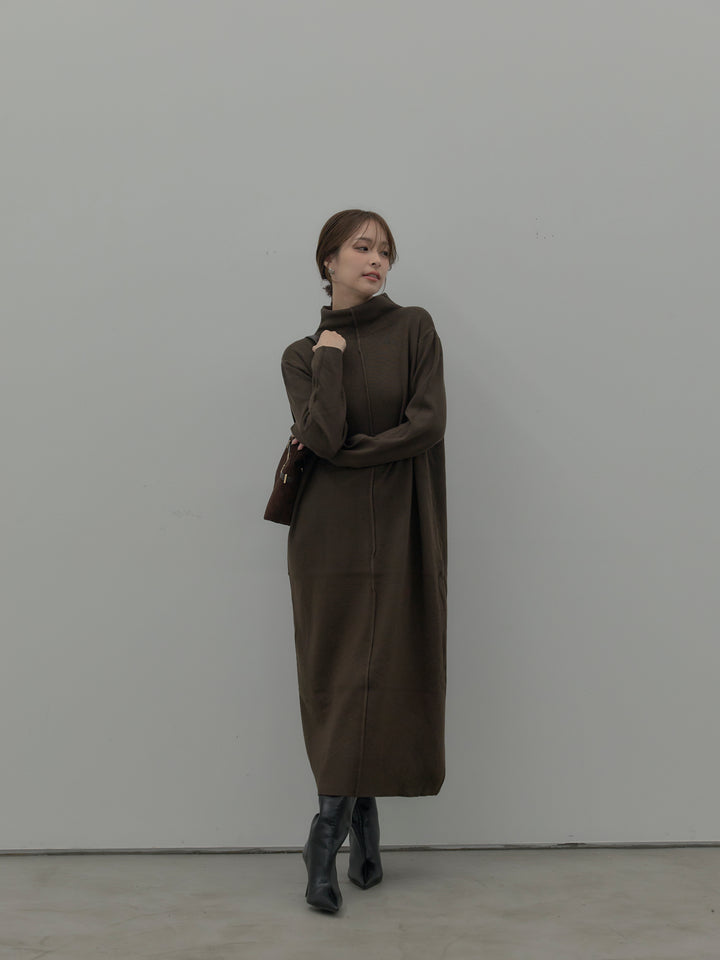 センターシームハイネックロングニットワンピース