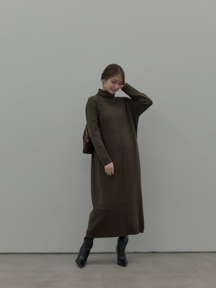 センターシームハイネックロングニットワンピース