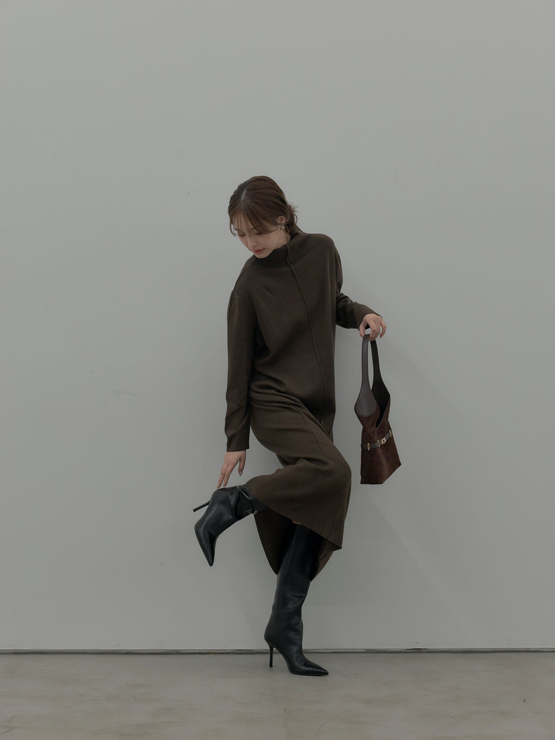 センターシームハイネックロングニットワンピース