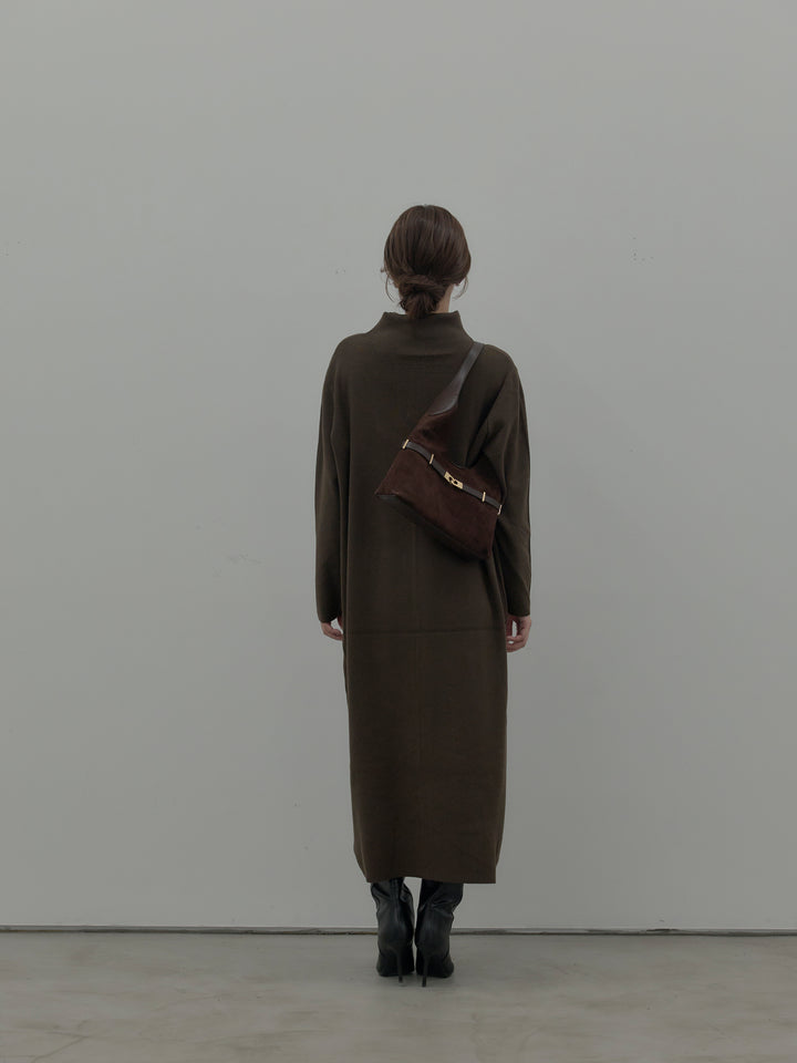 センターシームハイネックロングニットワンピース