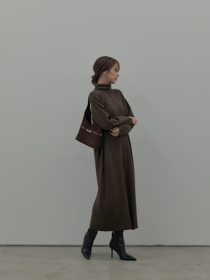 センターシームハイネックロングニットワンピース