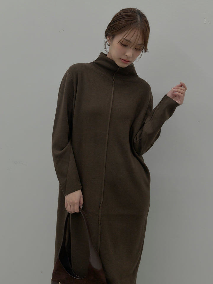 センターシームハイネックロングニットワンピース