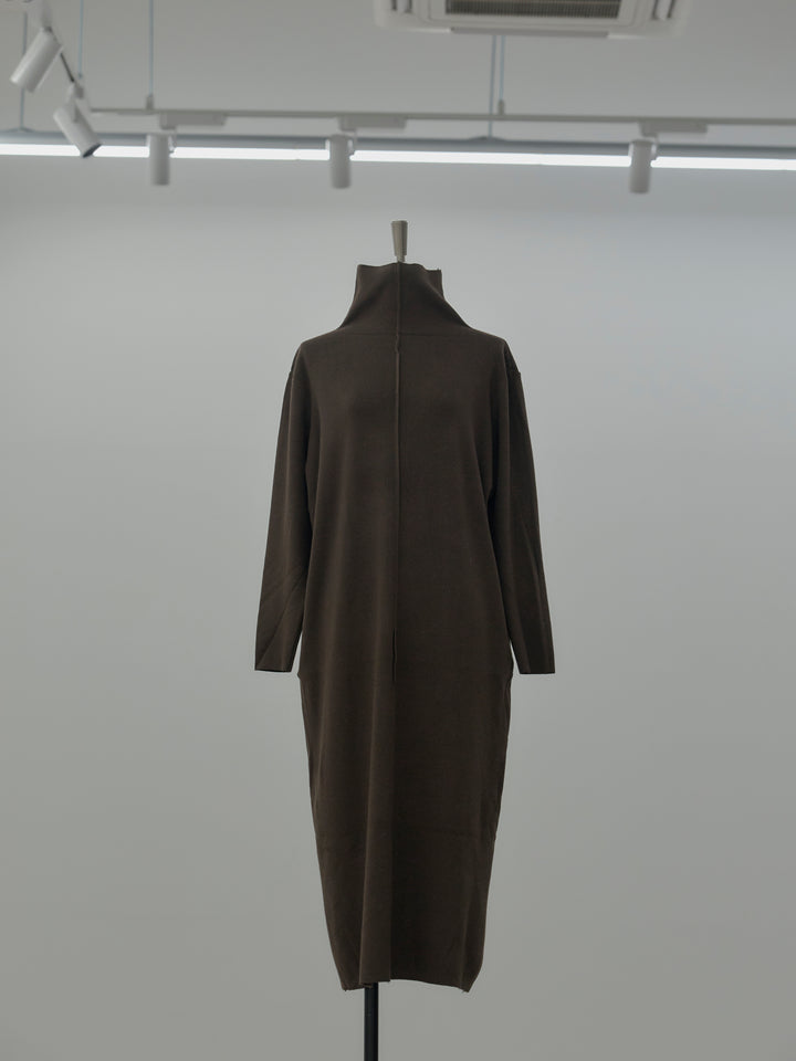 センターシームハイネックロングニットワンピース