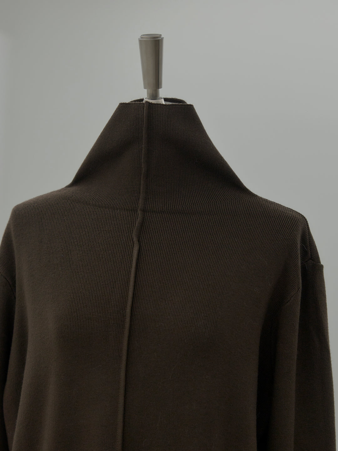 センターシームハイネックロングニットワンピース