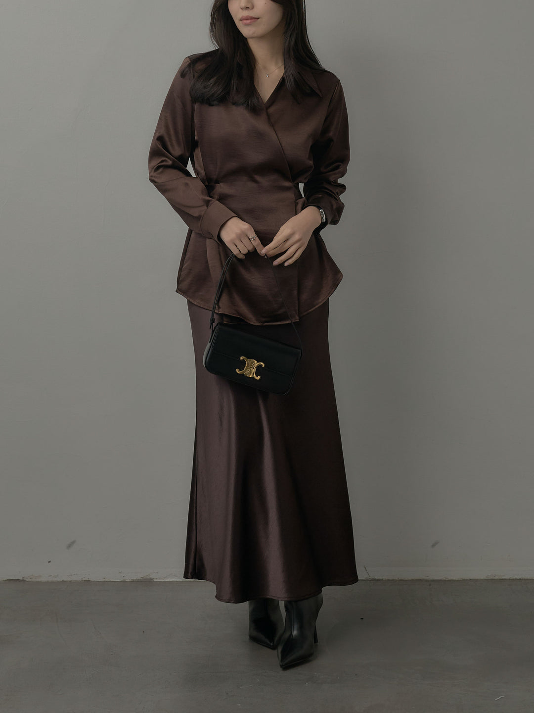 【SET】ウエストベルトサテンVネックシャツ+ナローAラインサテンスカート(2set)