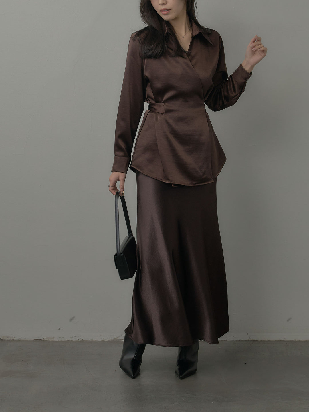 【SET】ウエストベルトサテンVネックシャツ+ナローAラインサテンスカート(2set)