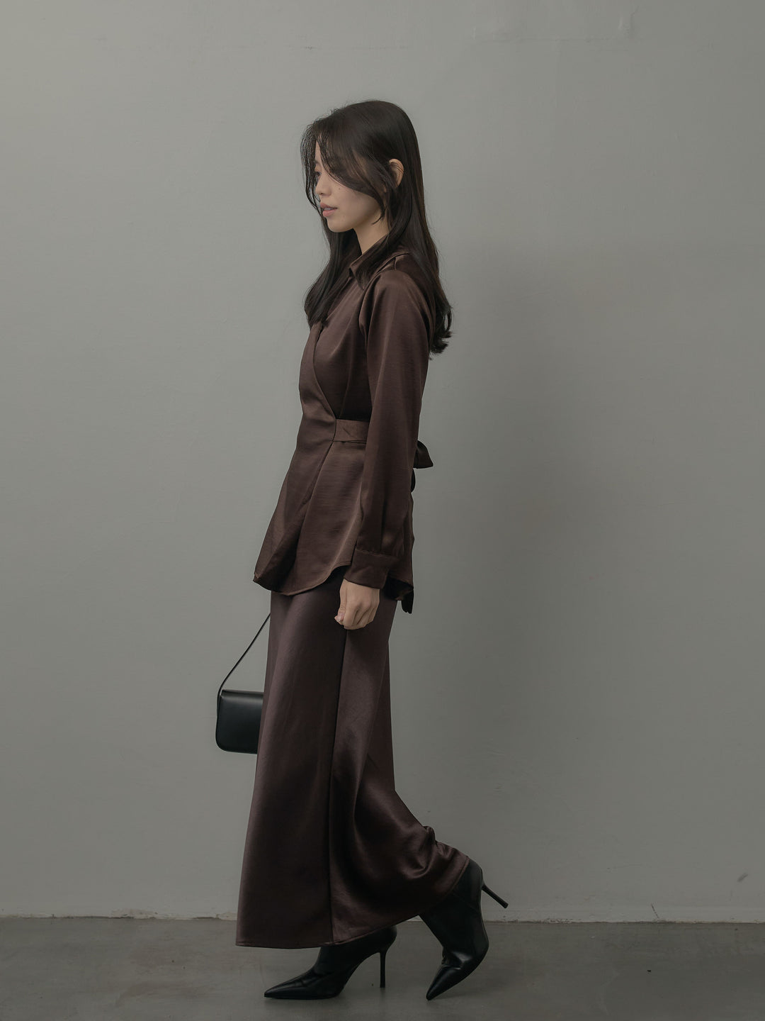 【SET】ウエストベルトサテンVネックシャツ+ナローAラインサテンスカート(2set)