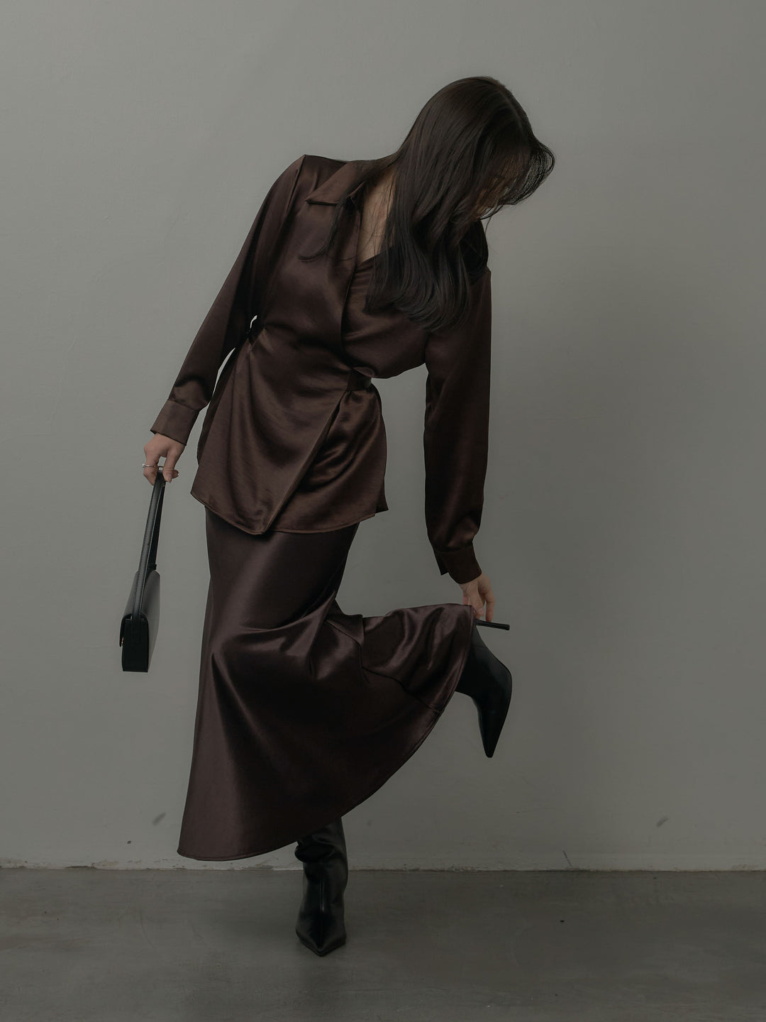 【SET】ウエストベルトサテンVネックシャツ+ナローAラインサテンスカート(2set)