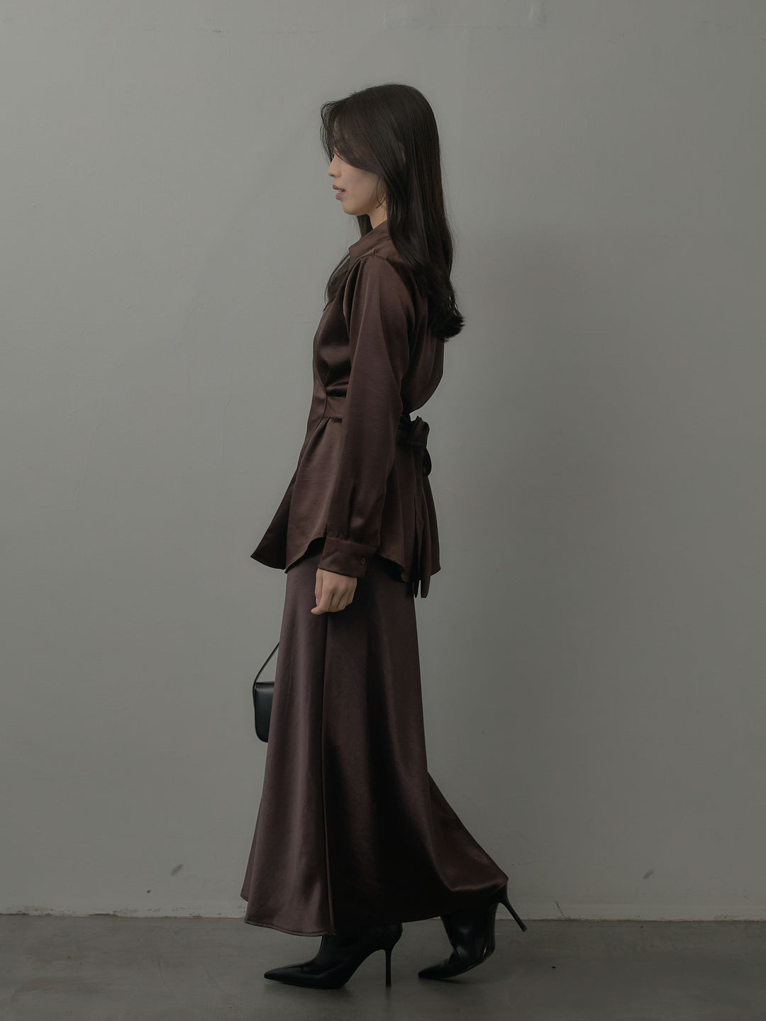 【SET】ウエストベルトサテンVネックシャツ+ナローAラインサテンスカート(2set)