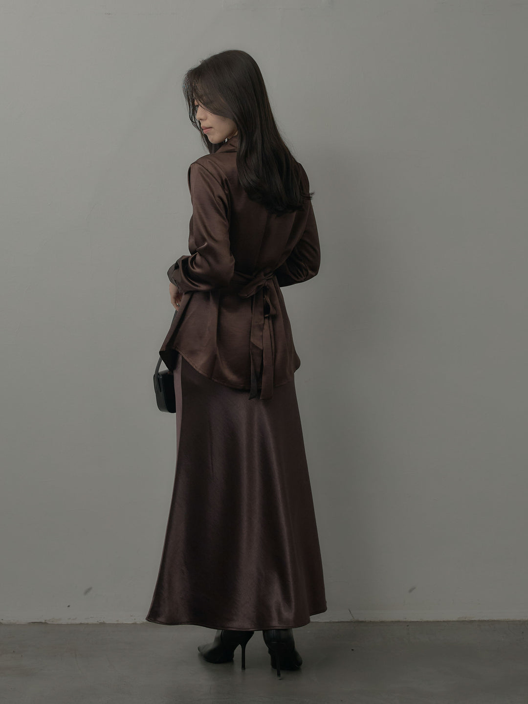 ウエストベルトサテンVネックシャツ