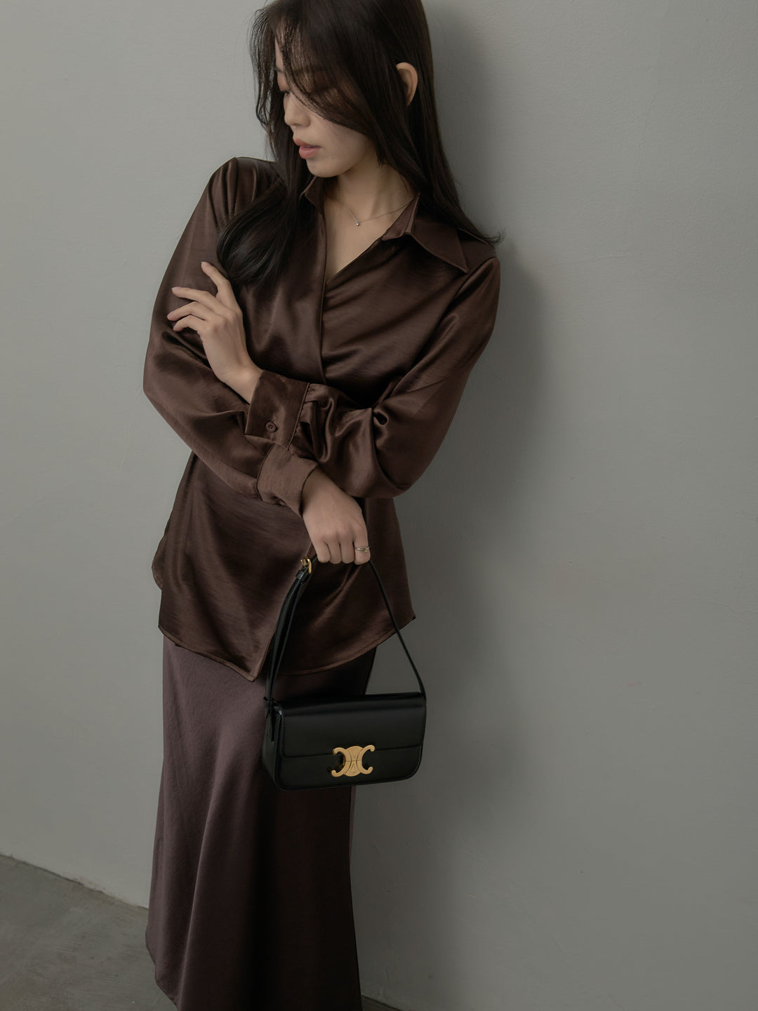 ウエストベルトサテンVネックシャツ