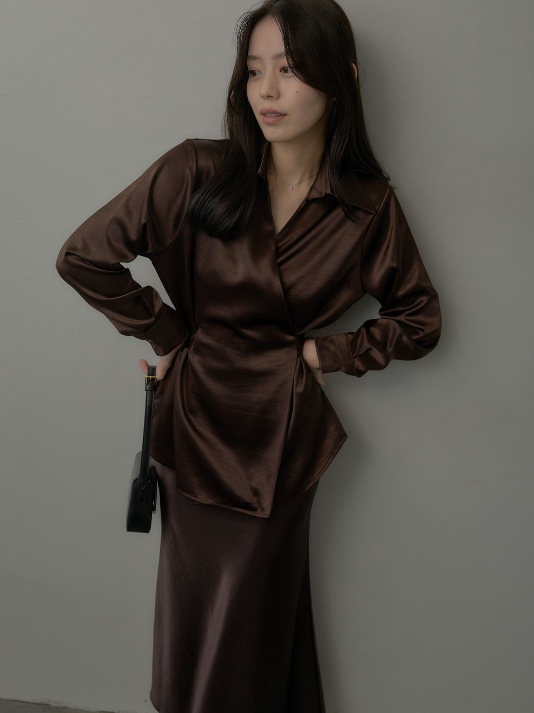 【SET】ウエストベルトサテンVネックシャツ+ナローAラインサテンスカート(2set)