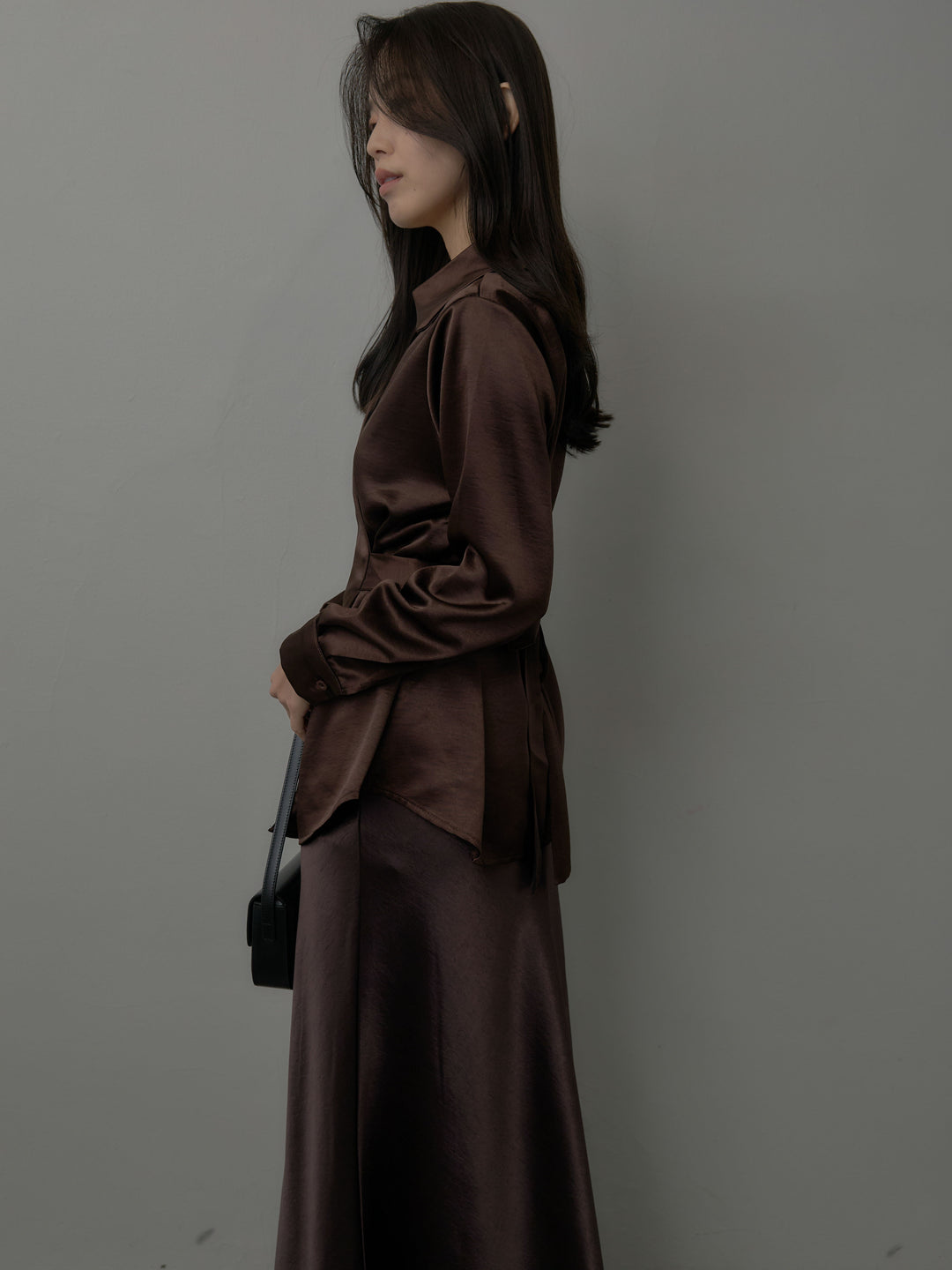 ウエストベルトサテンVネックシャツ