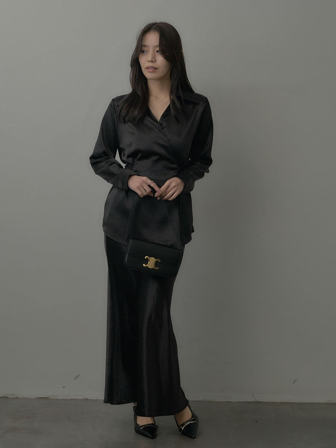 ウエストベルトサテンVネックシャツ