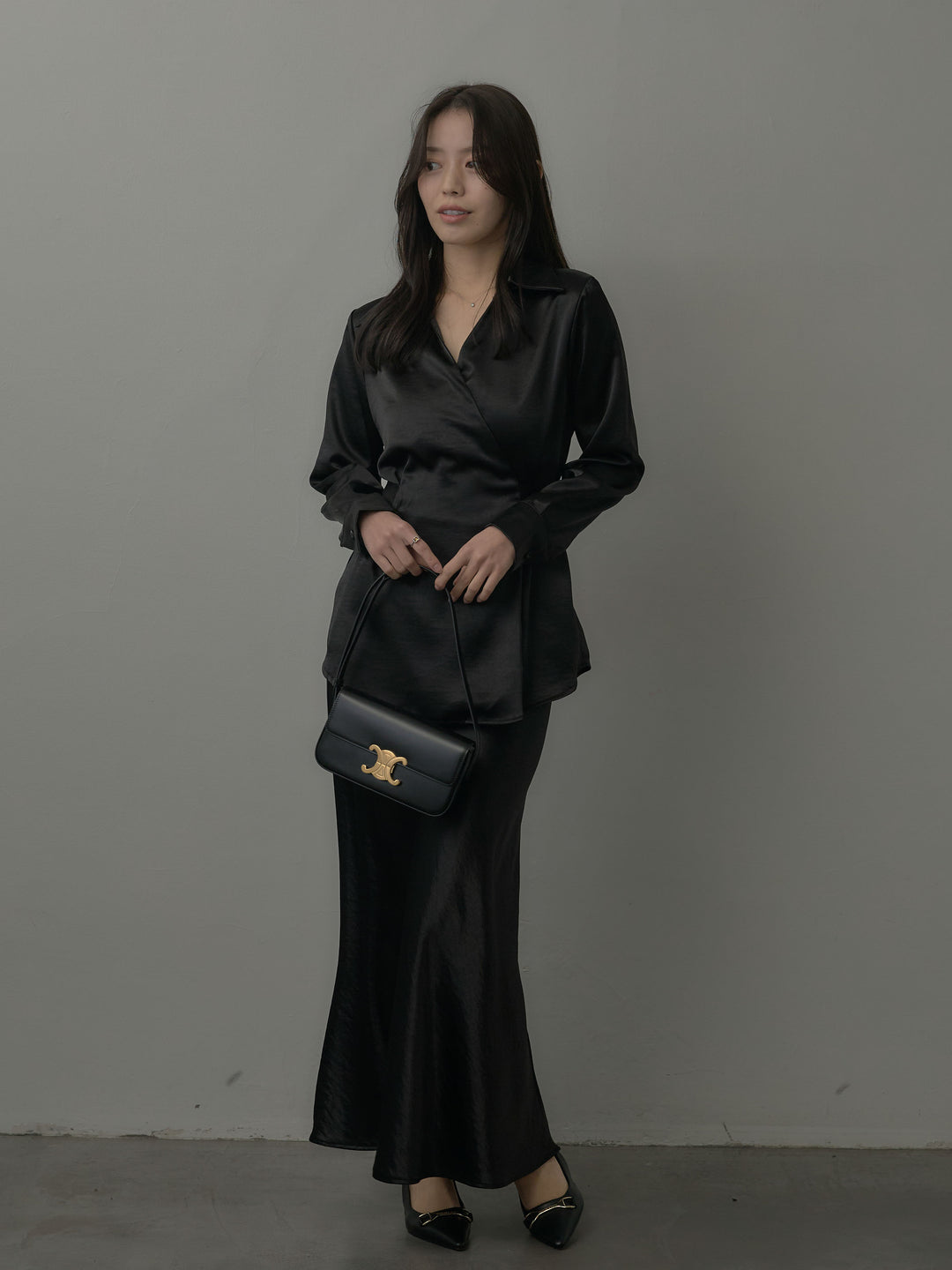 【SET】ウエストベルトサテンVネックシャツ+ナローAラインサテンスカート(2set)