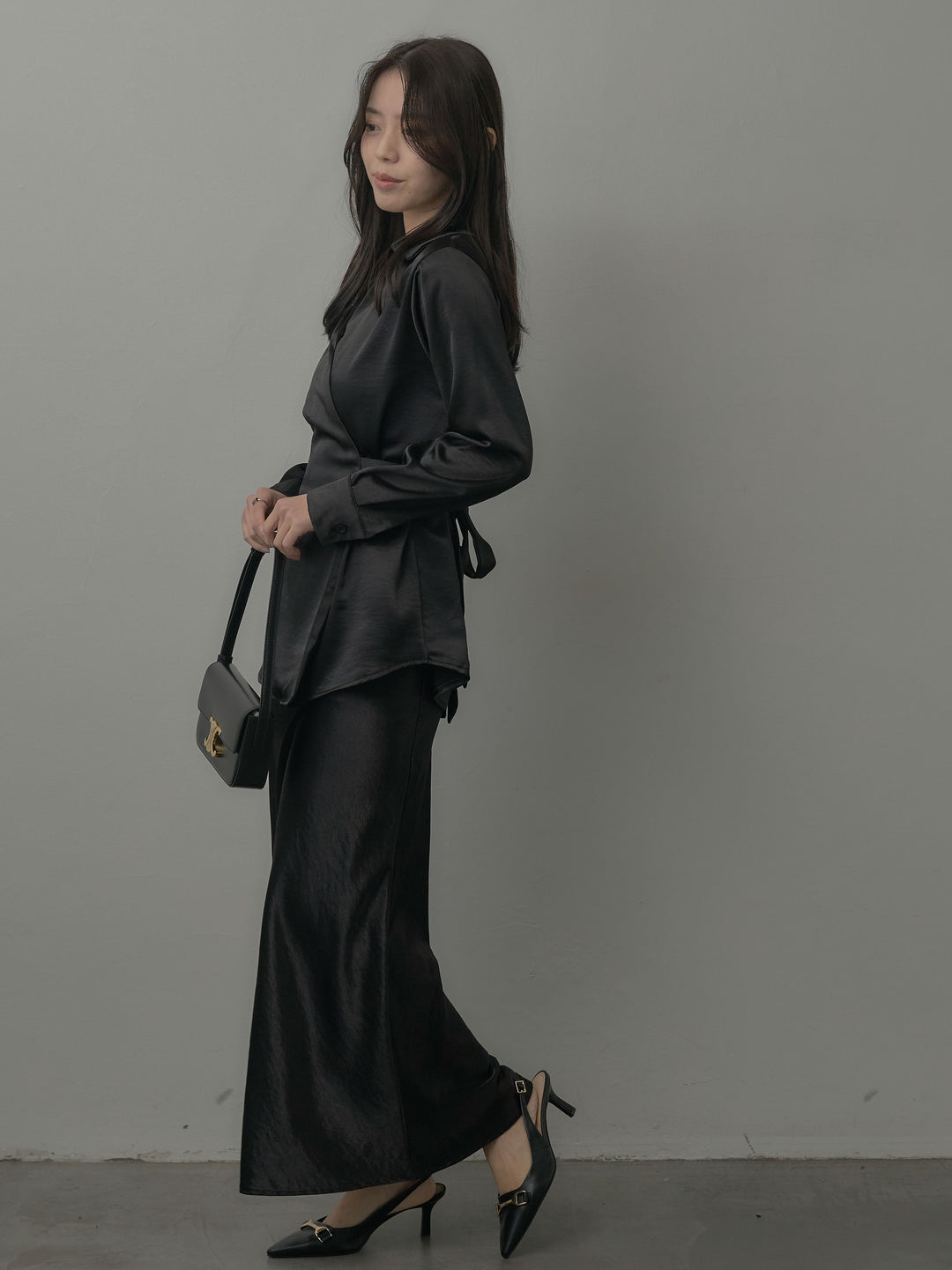 【SET】ウエストベルトサテンVネックシャツ+ナローAラインサテンスカート(2set)