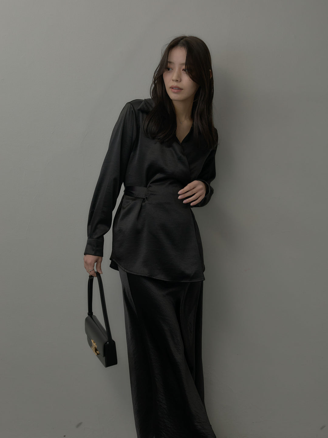 【SET】ウエストベルトサテンVネックシャツ+ナローAラインサテンスカート(2set)