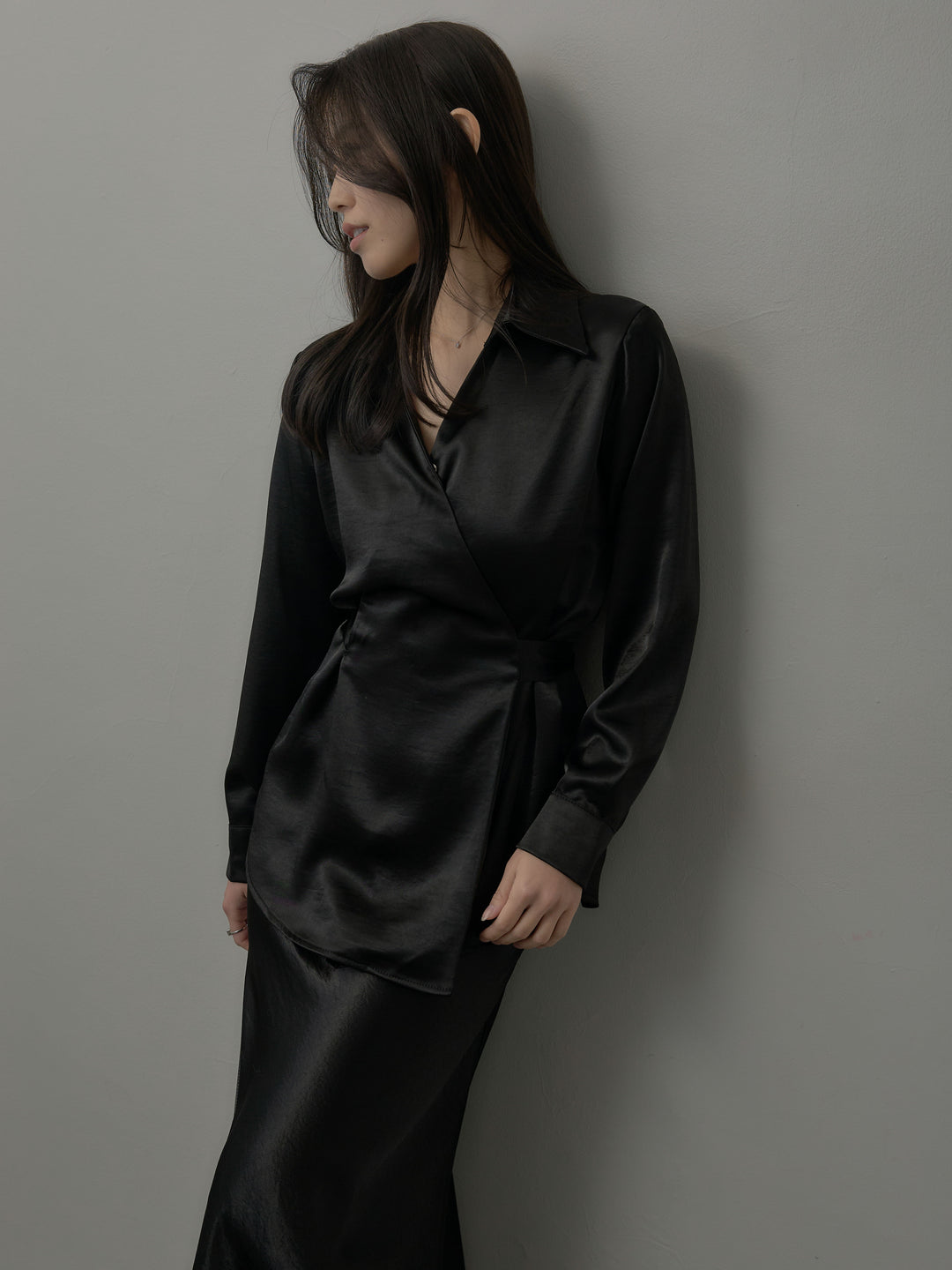 ウエストベルトサテンVネックシャツ