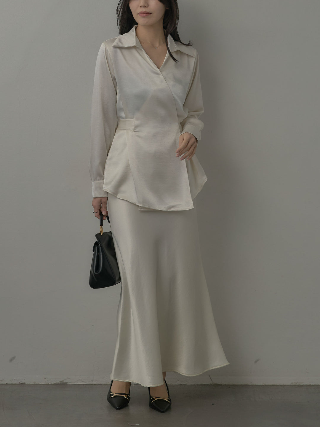 【SET】ウエストベルトサテンVネックシャツ+ナローAラインサテンスカート(2set)