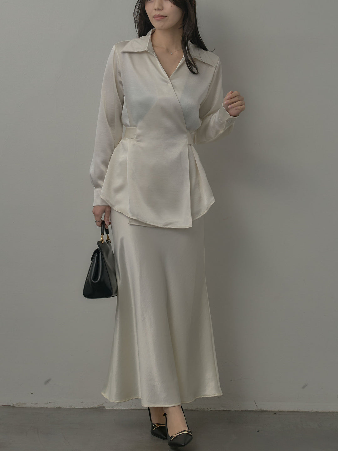 ウエストベルトサテンVネックシャツ