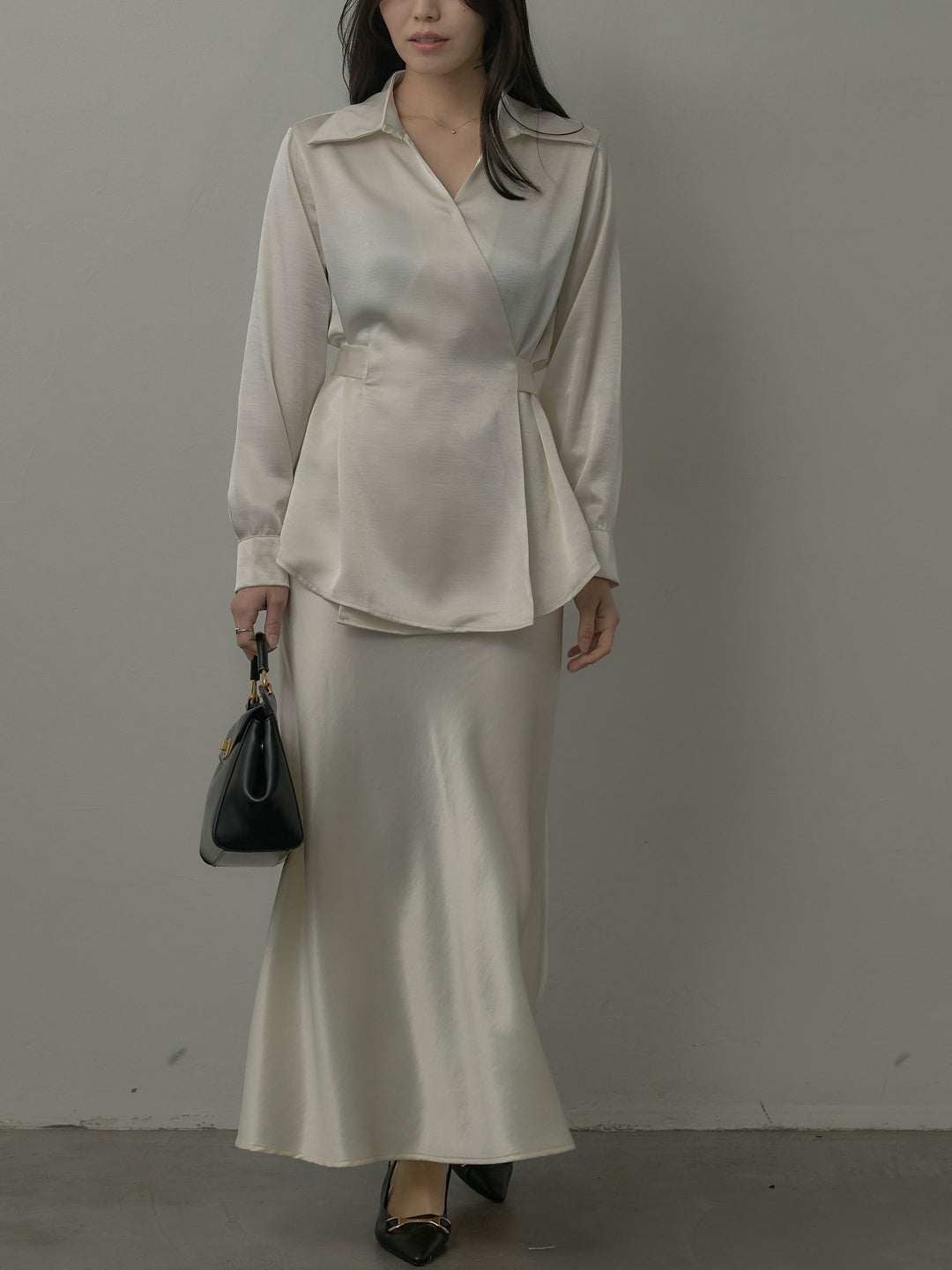 ウエストベルトサテンVネックシャツ