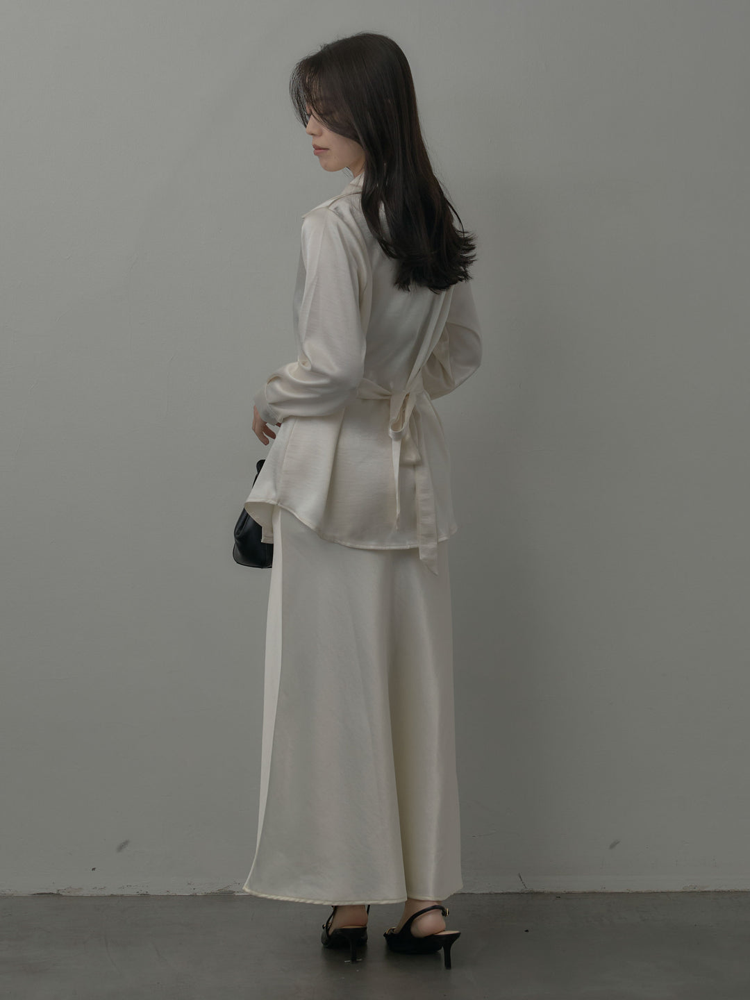 【SET】ウエストベルトサテンVネックシャツ+ナローAラインサテンスカート(2set)