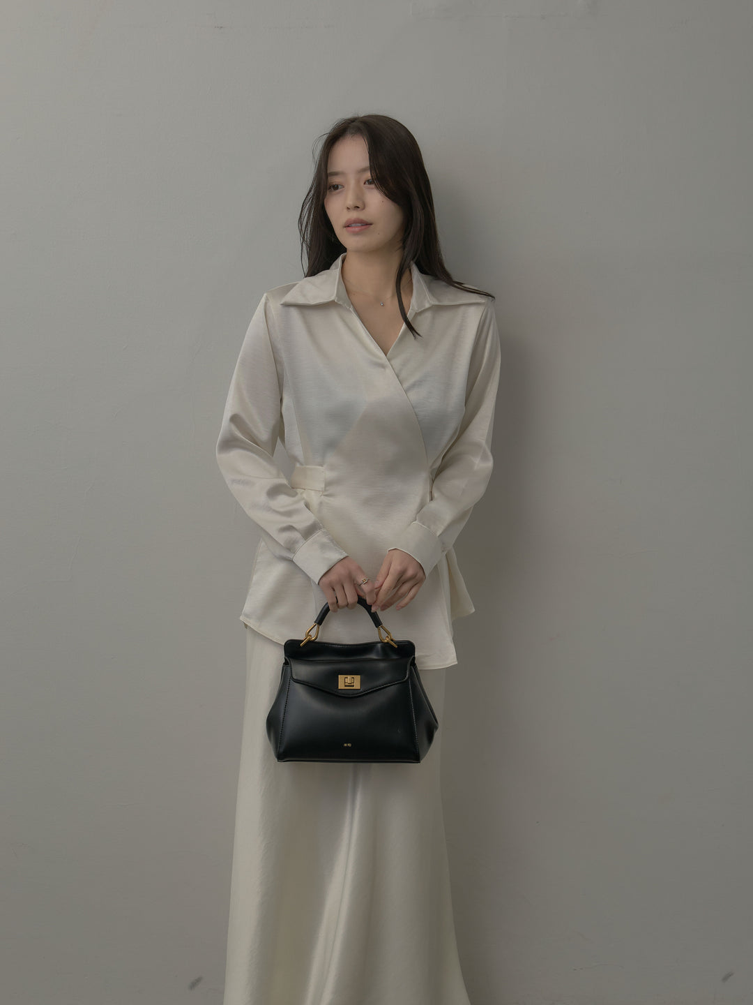 ウエストベルトサテンVネックシャツ