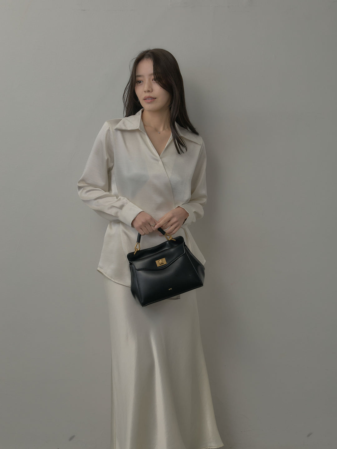 【SET】ウエストベルトサテンVネックシャツ+ナローAラインサテンスカート(2set)