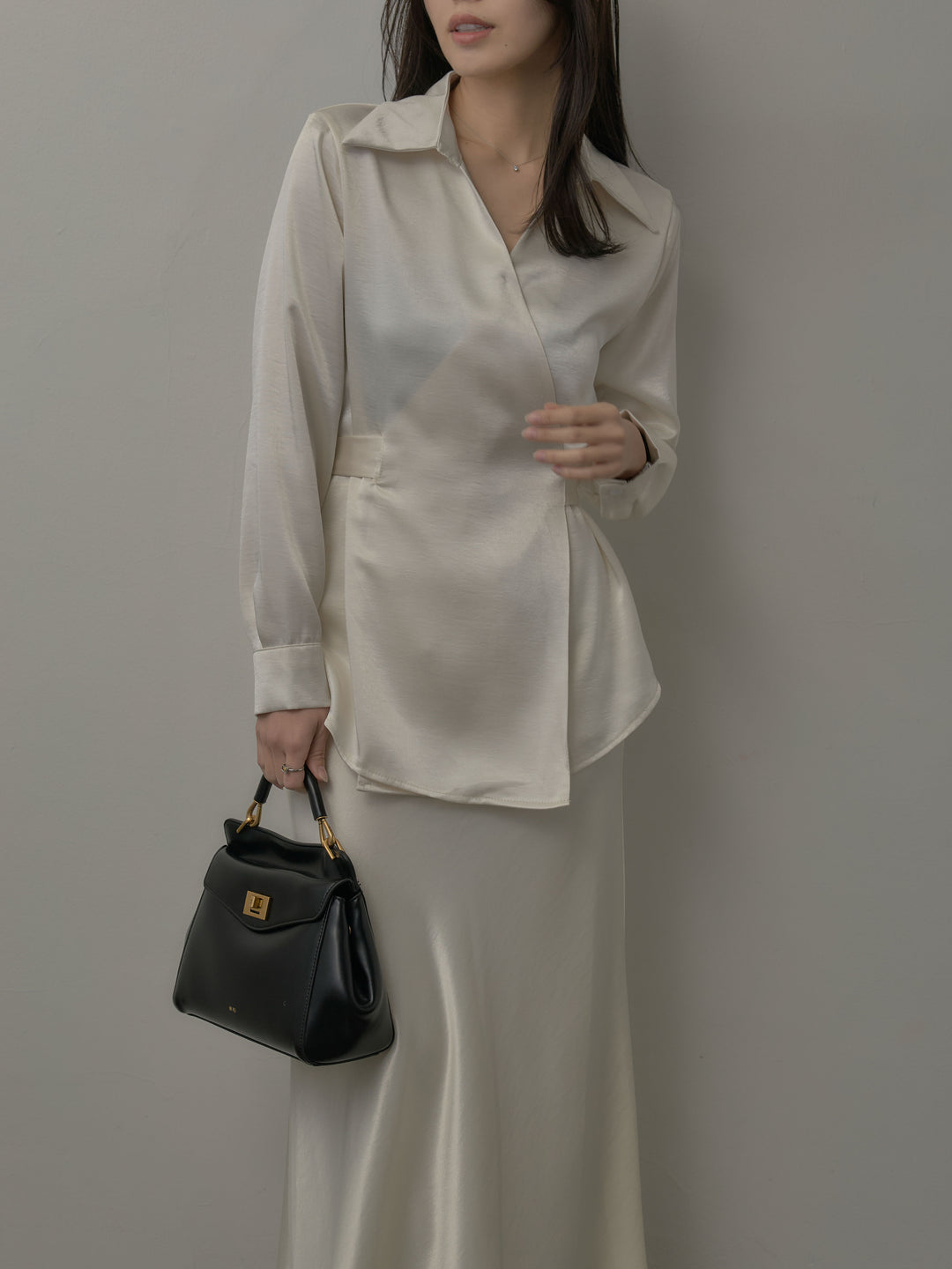 ウエストベルトサテンVネックシャツ