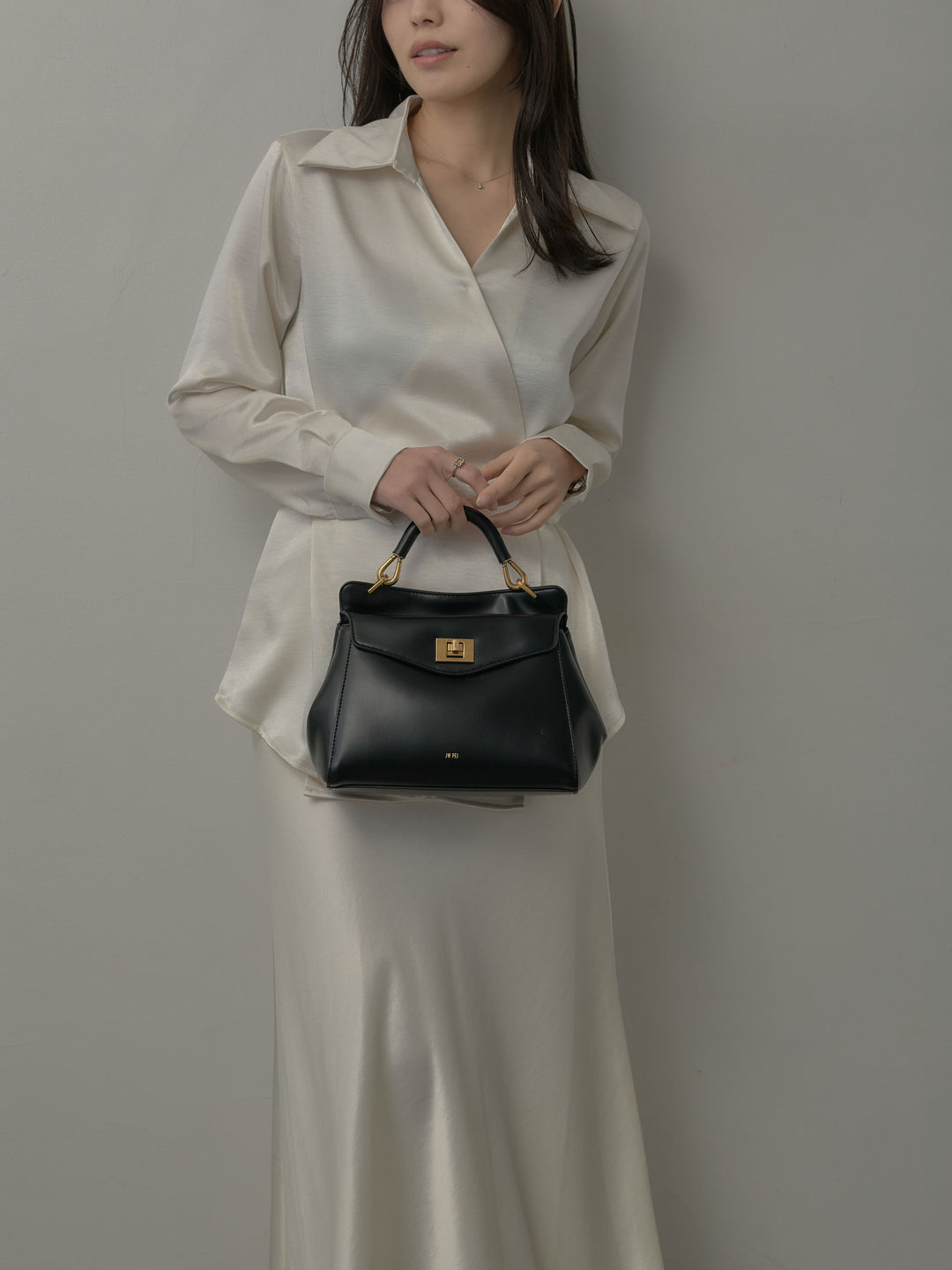 【SET】ウエストベルトサテンVネックシャツ+ナローAラインサテンスカート(2set)