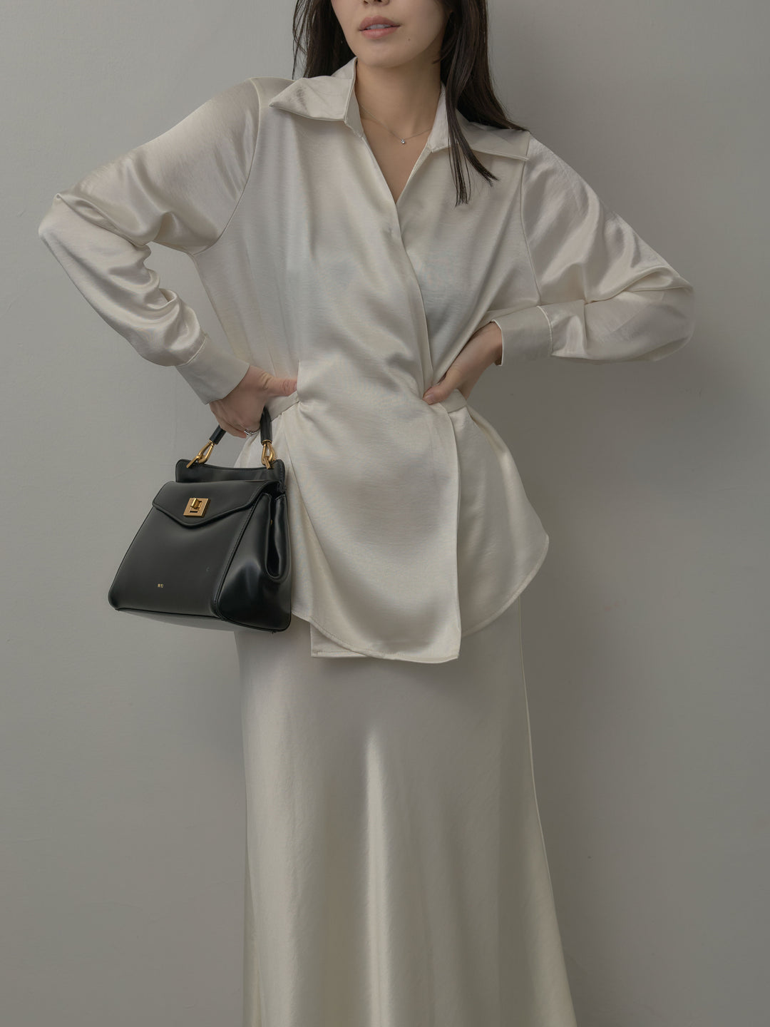 ウエストベルトサテンVネックシャツ