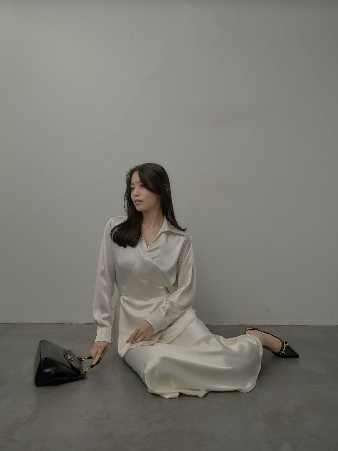 ウエストベルトサテンVネックシャツ