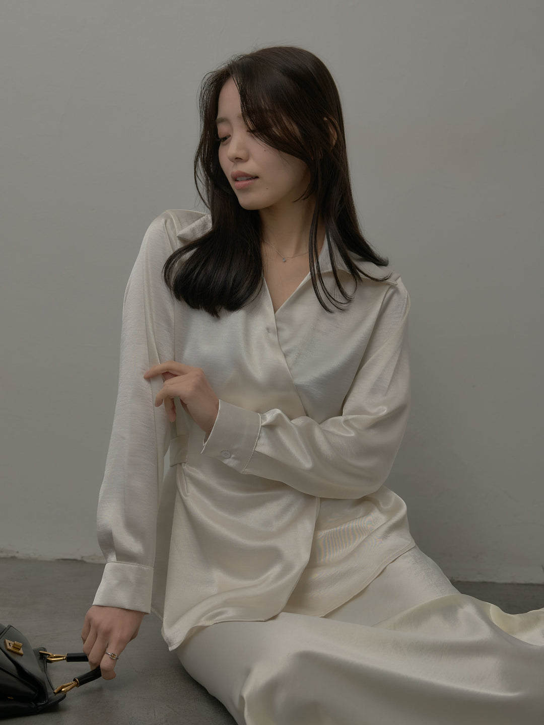 【SET】ウエストベルトサテンVネックシャツ+ナローAラインサテンスカート(2set)