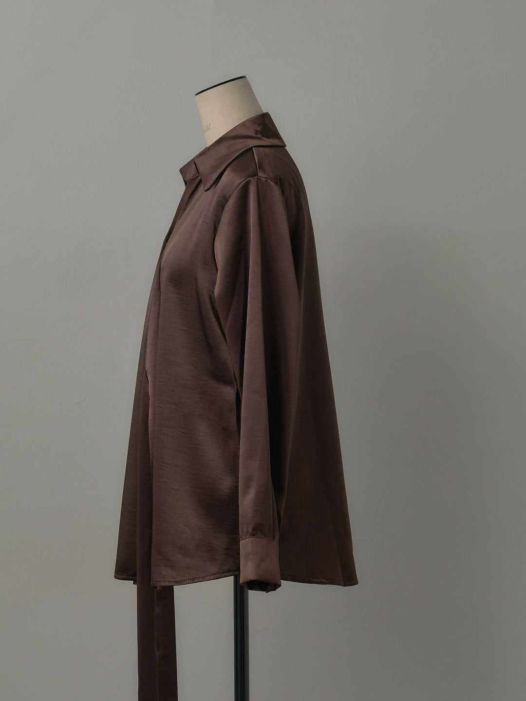 ウエストベルトサテンVネックシャツ