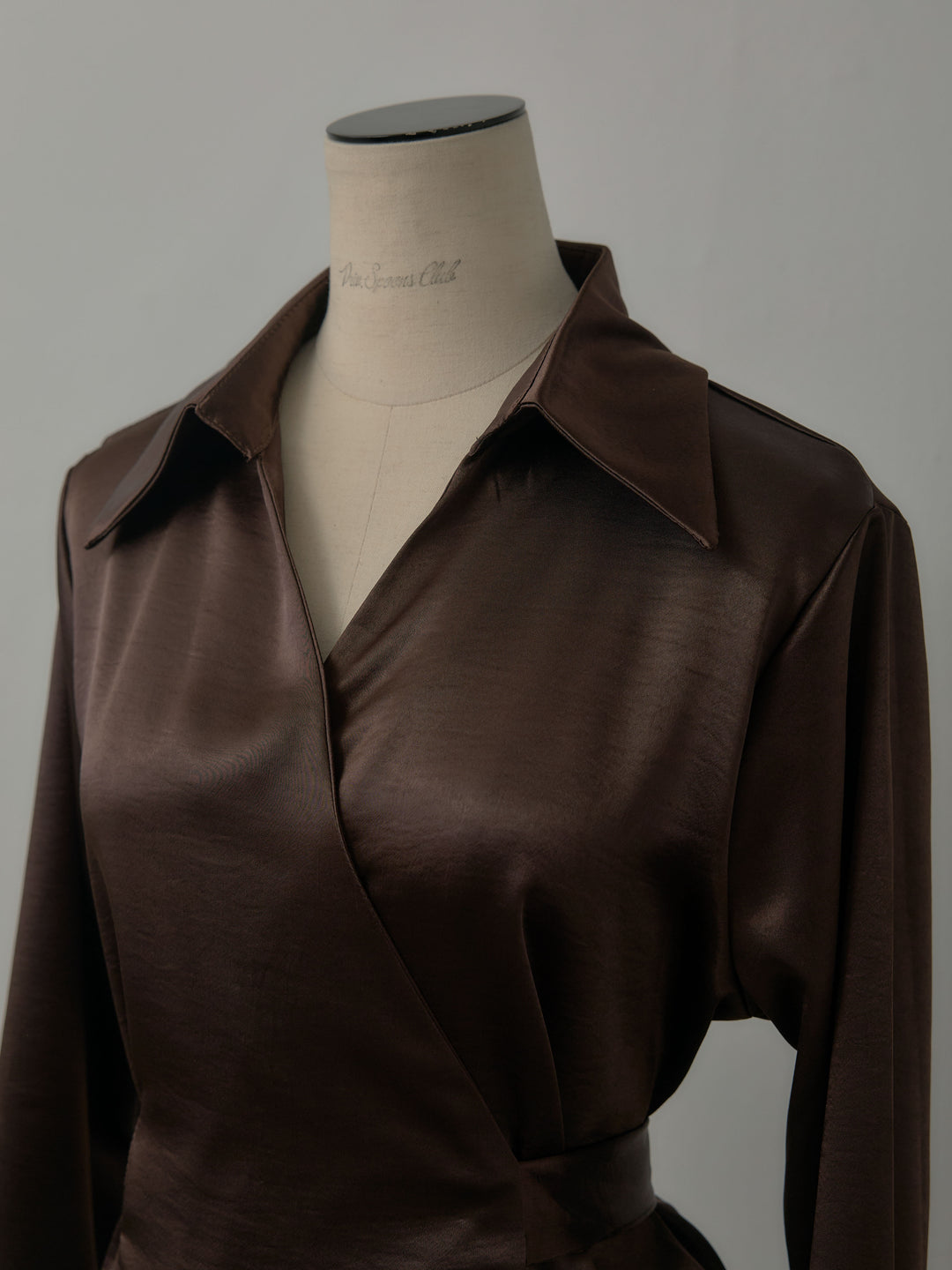 ウエストベルトサテンVネックシャツ