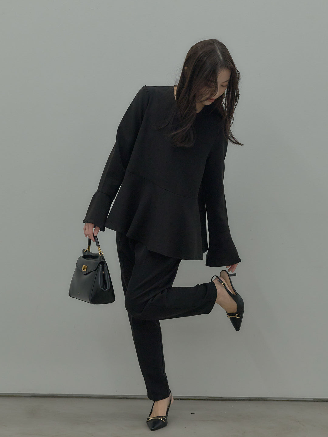 ラウンドネックベルスリーブペプラムブラウス