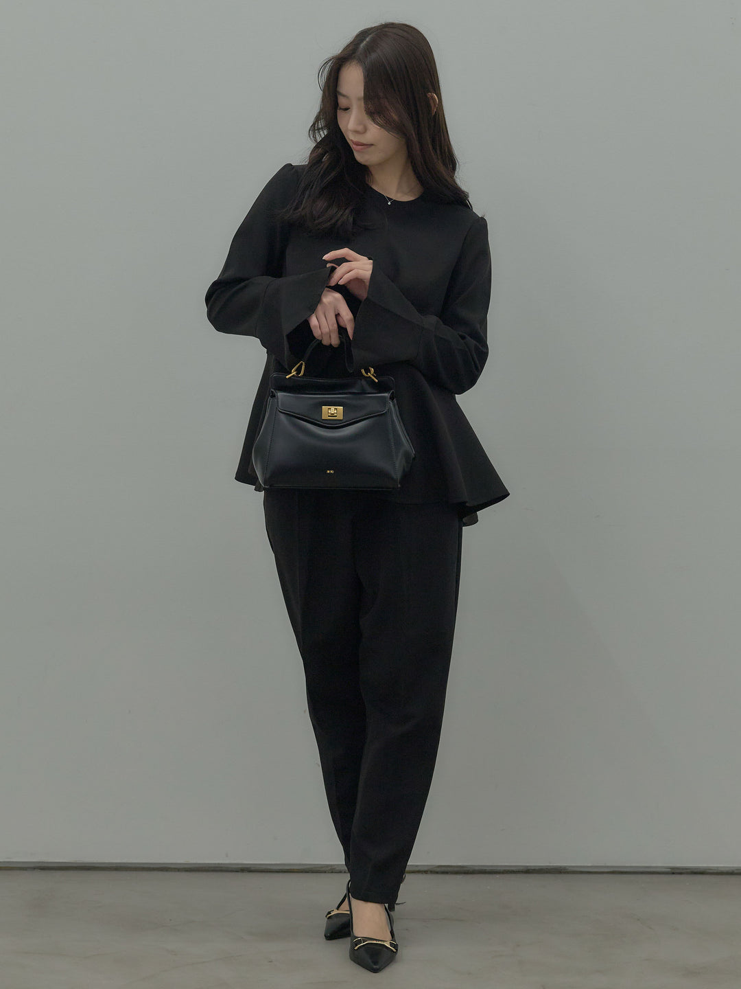 ラウンドネックベルスリーブペプラムブラウス