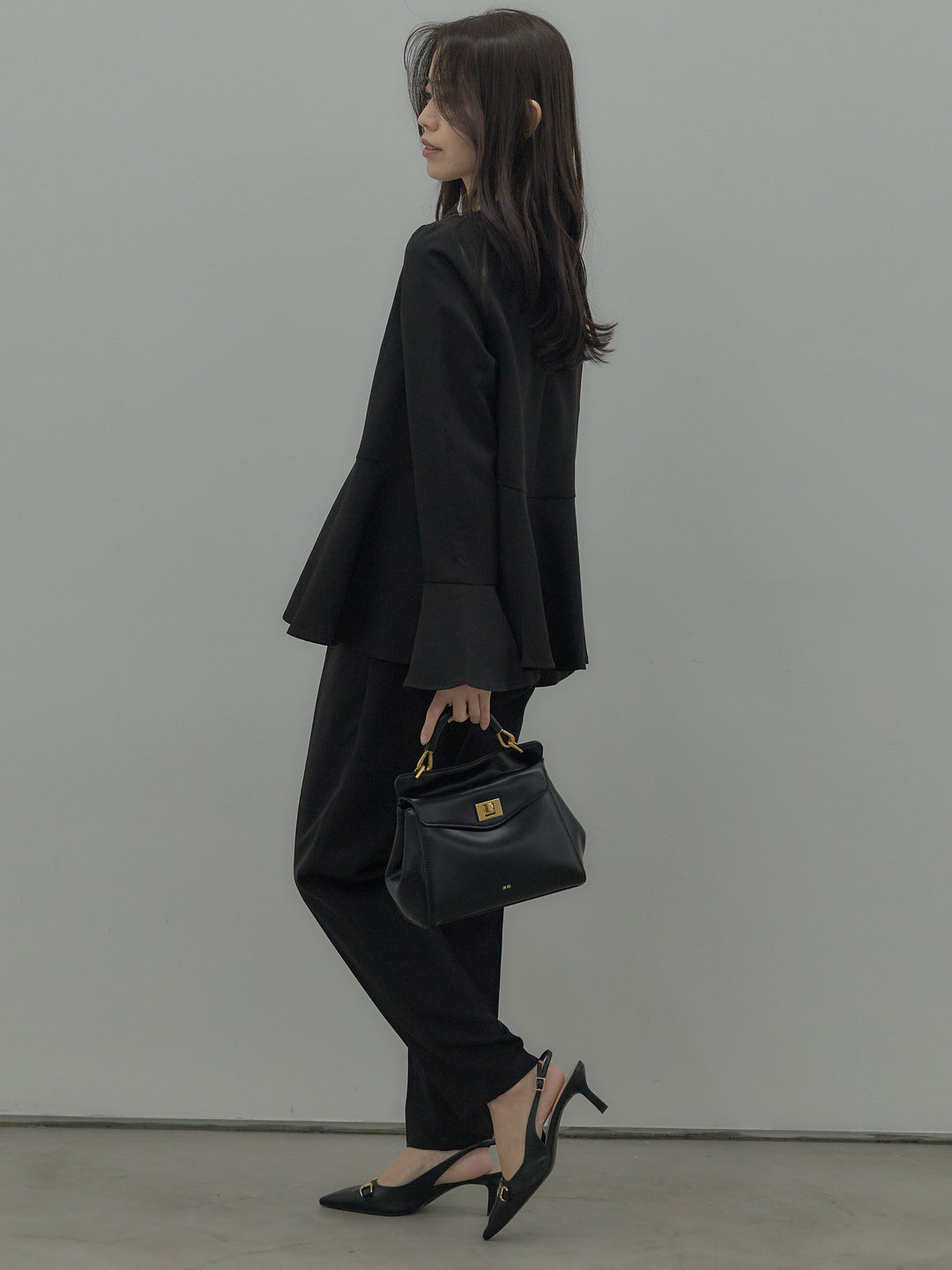 ラウンドネックベルスリーブペプラムブラウス