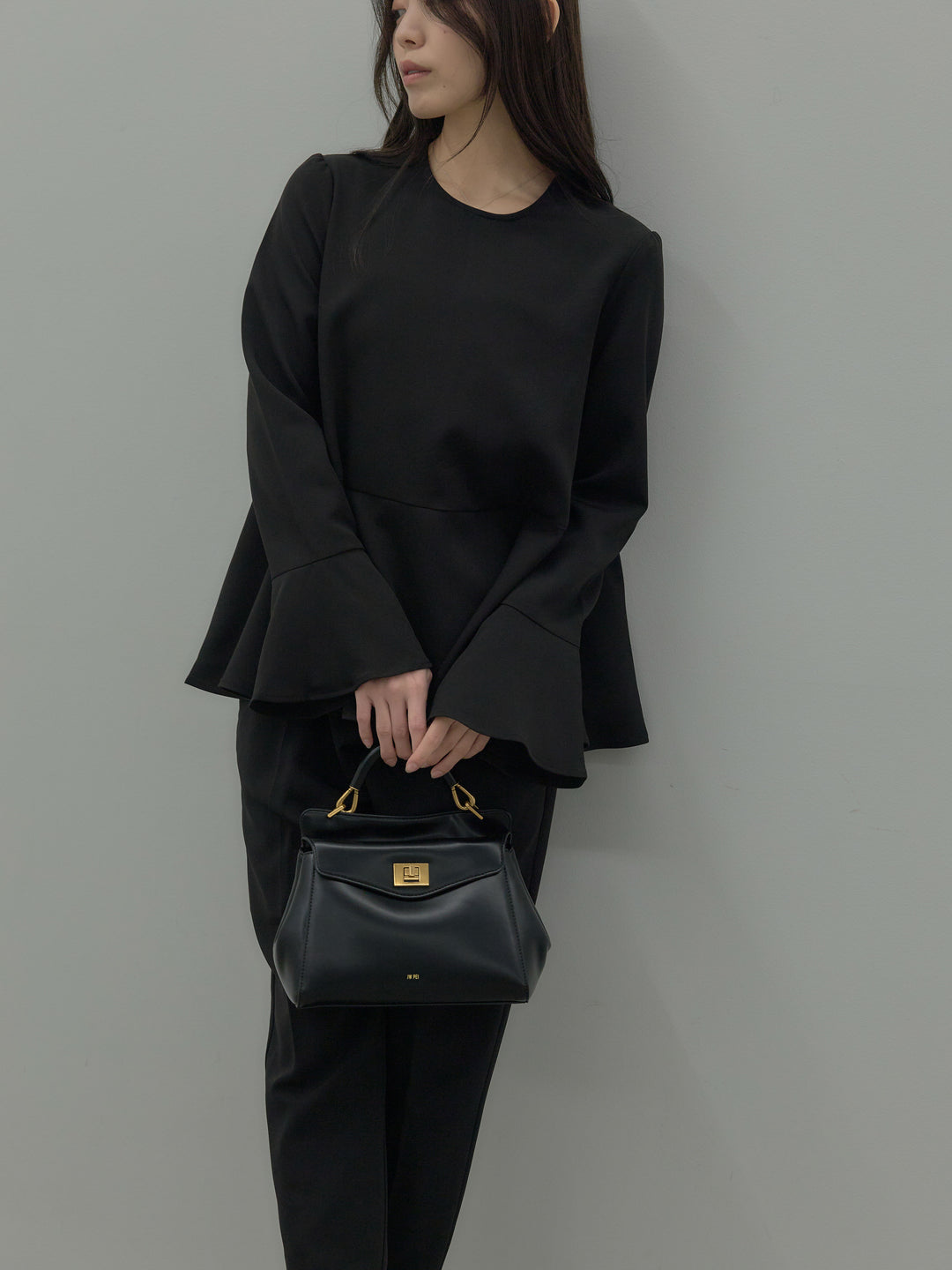 ラウンドネックベルスリーブペプラムブラウス