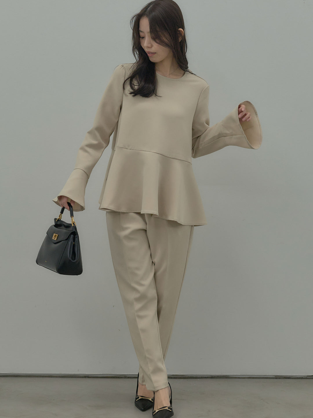 ラウンドネックベルスリーブペプラムブラウス