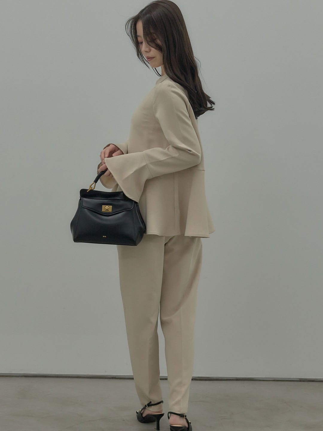 ラウンドネックベルスリーブペプラムブラウス