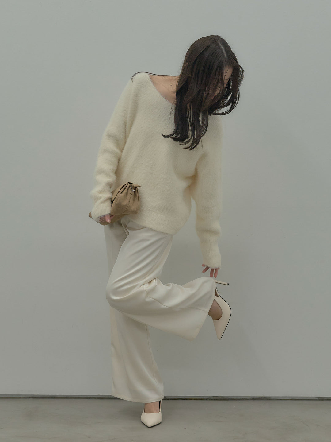 【SET】ラウンドネックシャギーニットトップス+【Essential】センタープレスサテンパンツ(2set)