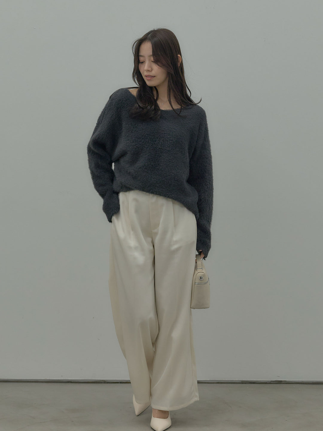 【SET】ラウンドネックシャギーニットトップス+【Essential】センタープレスサテンパンツ(2set)