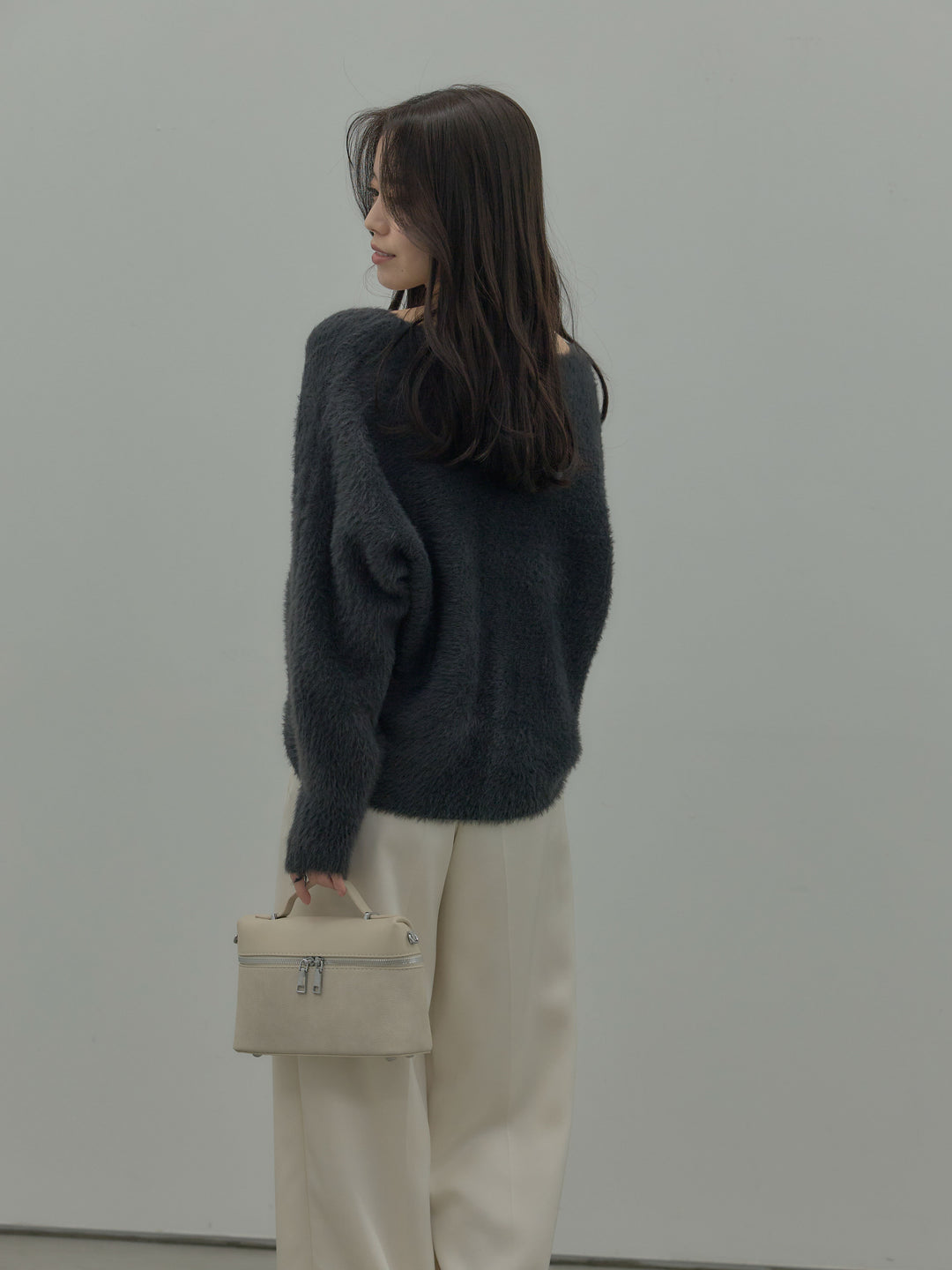 【SET】ラウンドネックシャギーニットトップス+【Essential】センタープレスサテンパンツ(2set)